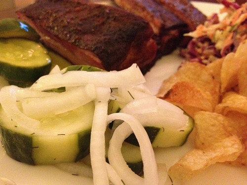 Fletcher_s_-_Ribs_with_dill_pickles_and_onions.jpg