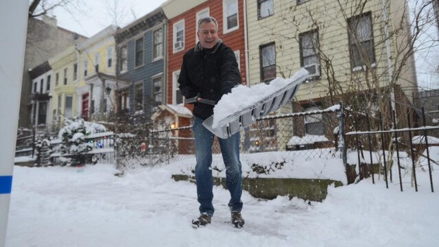 nyc mayor bill de blasio shoveling snow