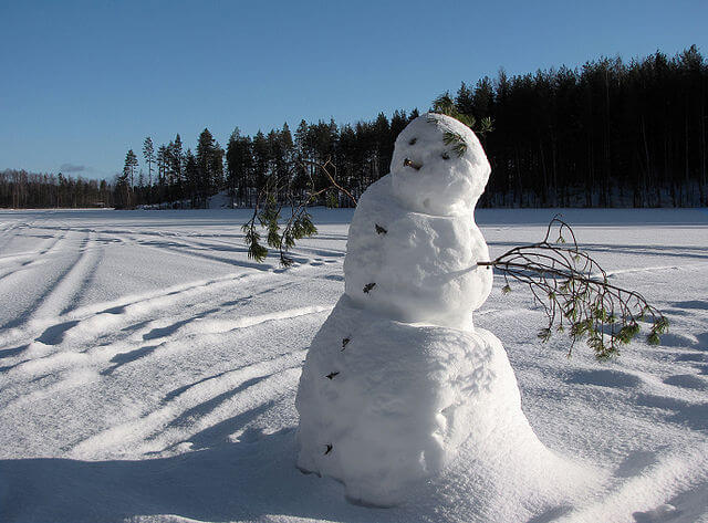 640px-Snowman_on_frozen_lake