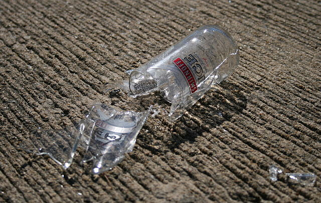 640px-2008-03-09_Broken_glass_bottle