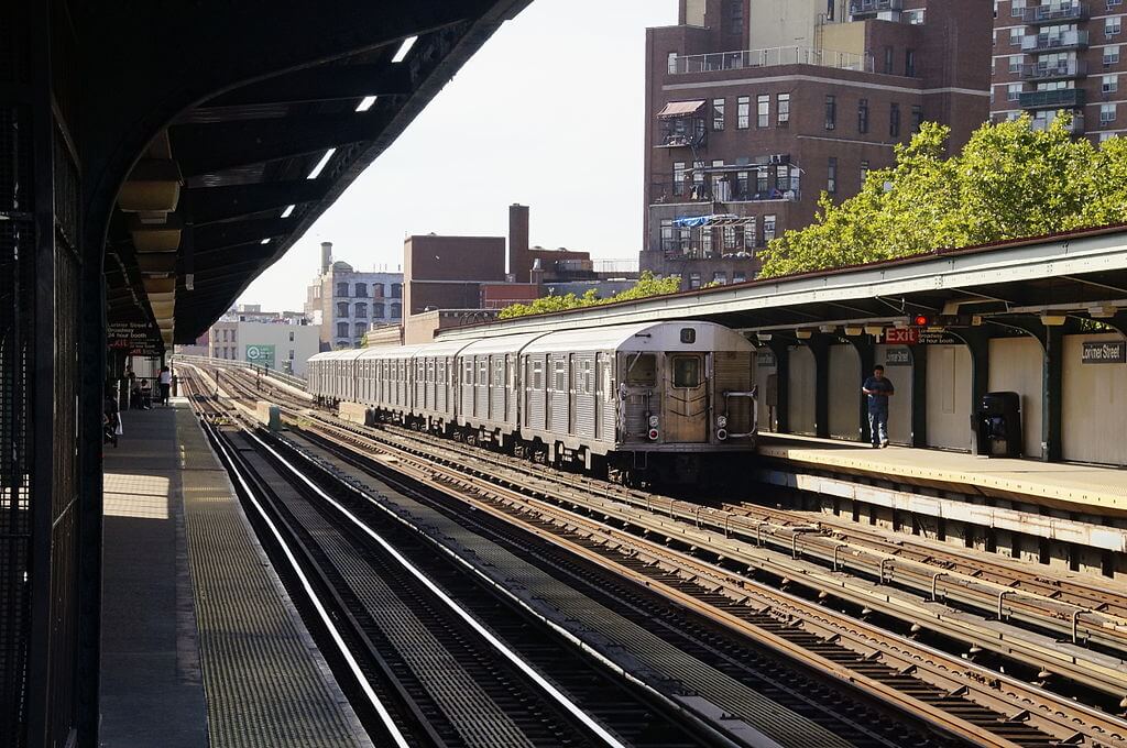 MTA_NYC_Subway_J_train_leaving_Lorimer_St.
