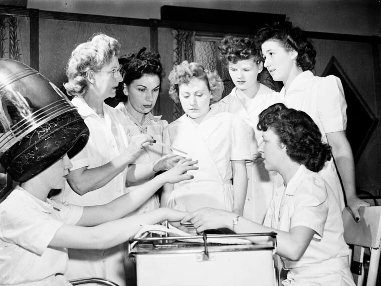 Ex-servicewomen_learning_manicure_techniques