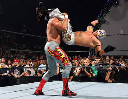 Pro wrestlers in action. photo: 11points.com