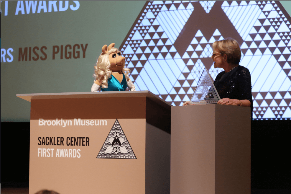Miss Piggy accepts her award. 