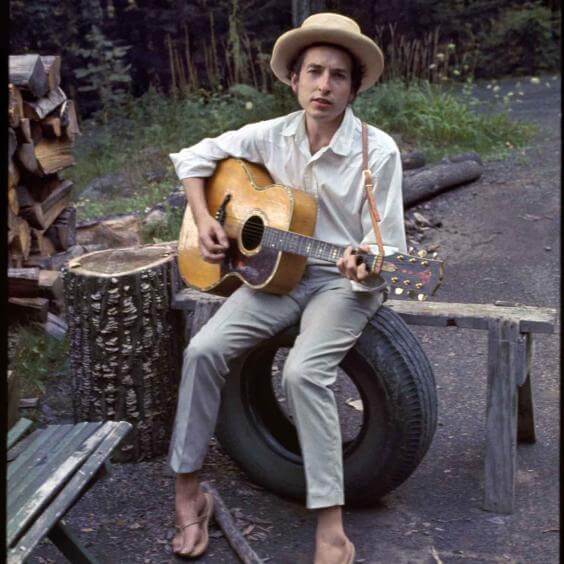 Bob Dylan wearing flip-flops.