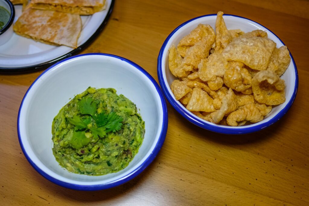 Guacamole con chicharrones, $13