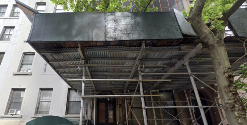The front of 194 Columbia Heights, a seemingly abandoned six-story mansion in Brooklyn Heights that just hit the market for $15,000,000.