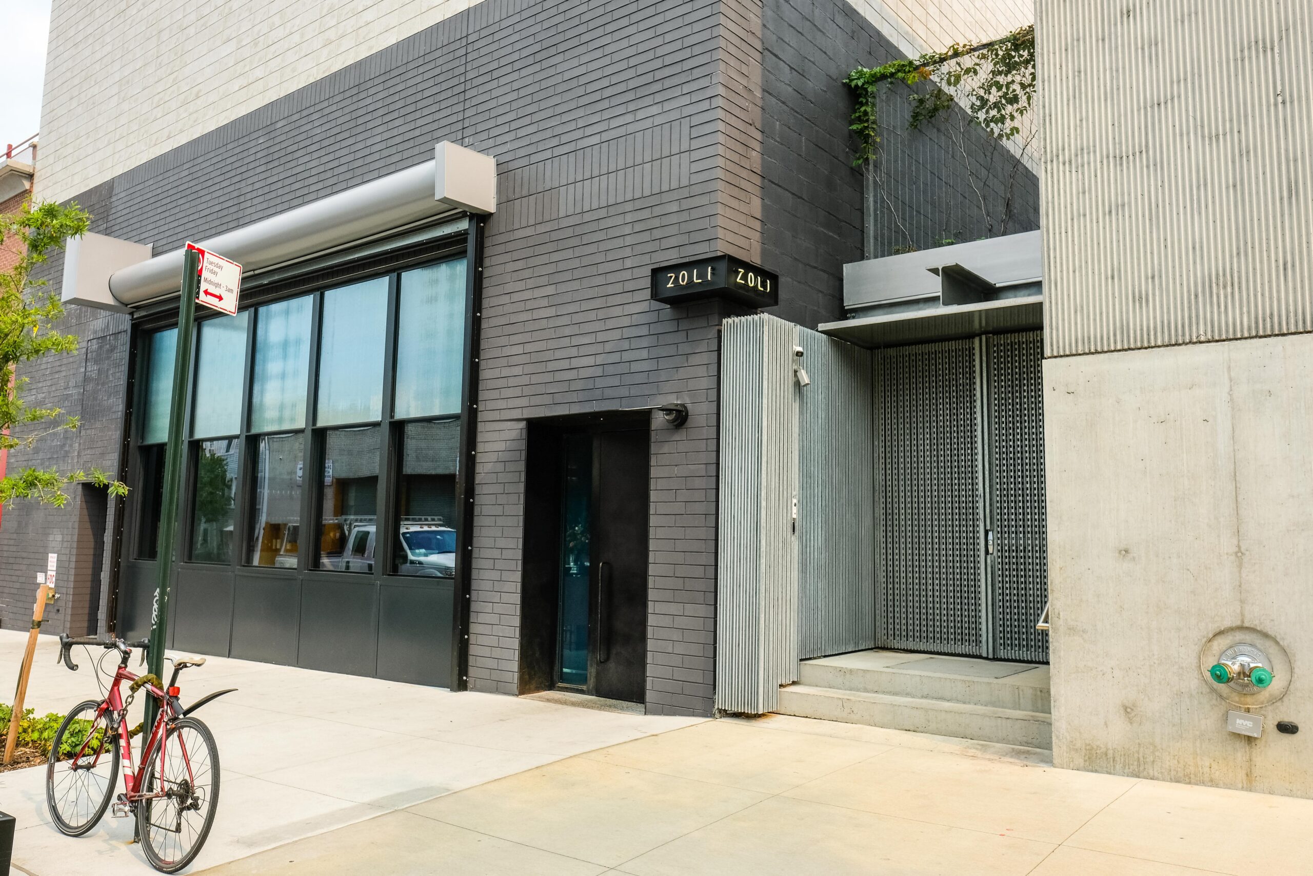 Zoli’s Superb Seafood Turns an Industrial East Williamsburg Block Into a Destination