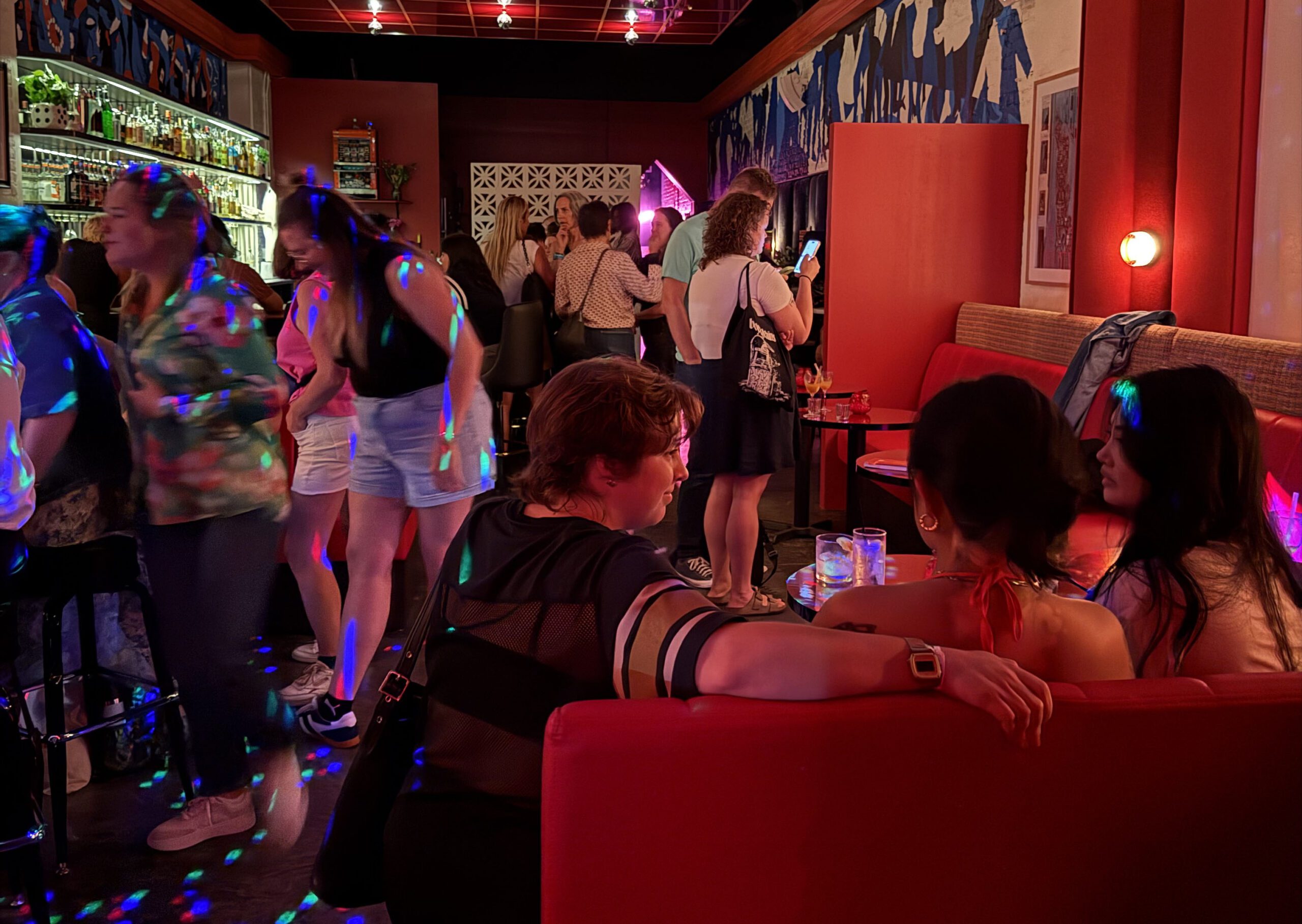 Shania's Max Bet Brings '80s-Inspired Cocktails, Natural Wine, and Disco Balls to Gowanus